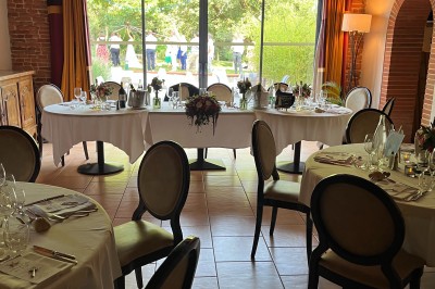 Un couple danse au centre d'une salle de réception éclairée par des lumières colorées et des étincelles.