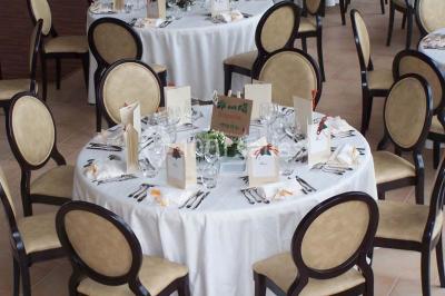 Un couple danse au centre d'une salle de réception éclairée par des lumières colorées et des étincelles.