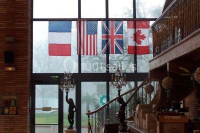 Un couple danse au centre d'une salle de réception éclairée par des lumières colorées et des étincelles.