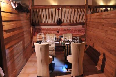 Un couple danse au centre d'une salle de réception éclairée par des lumières colorées et des étincelles.