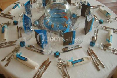 Un couple danse au centre d'une salle de réception éclairée par des lumières colorées et des étincelles.