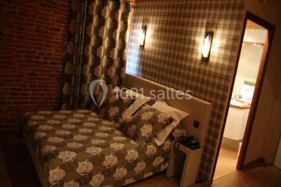 Un couple danse au centre d'une salle de réception éclairée par des lumières colorées et des étincelles.