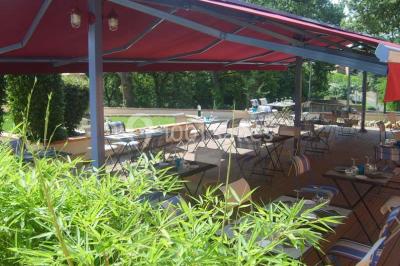 Un couple danse au centre d'une salle de réception éclairée par des lumières colorées et des étincelles.