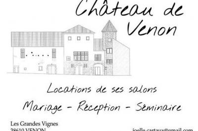 Fenêtre en bois éclairée par la lumière naturelle, avec un rebord recouvert de mousse et de petites bougies.