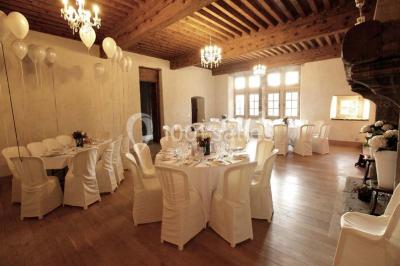 Fenêtre en bois éclairée par la lumière naturelle, avec un rebord recouvert de mousse et de petites bougies.