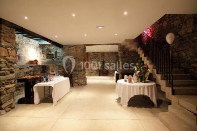 Fenêtre en bois éclairée par la lumière naturelle, avec un rebord recouvert de mousse et de petites bougies.