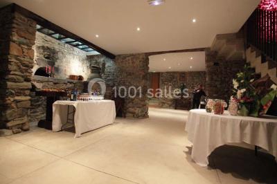 Fenêtre en bois éclairée par la lumière naturelle, avec un rebord recouvert de mousse et de petites bougies.