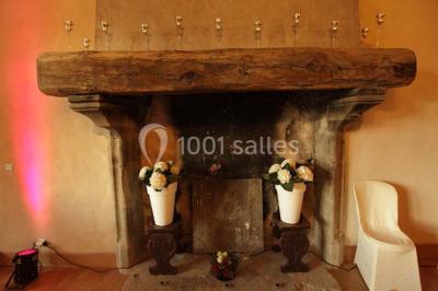 Fenêtre en bois éclairée par la lumière naturelle, avec un rebord recouvert de mousse et de petites bougies.