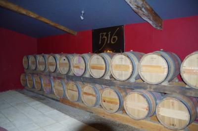 Une mariée en robe blanche marche sur une terrasse en bois, un enfant ajuste son voile sous un ciel dégagé.