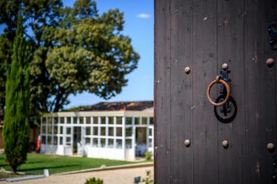 Une mariée en robe blanche marche sur une terrasse en bois, un enfant ajuste son voile sous un ciel dégagé.