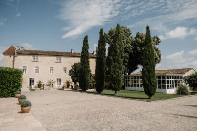 Château Hôtel Isabeau de Naujan Château Hôtel Isabeau de Naujan