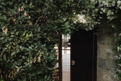 Une mariée en robe blanche marche sur une terrasse en bois, un enfant ajuste son voile sous un ciel dégagé.