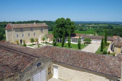 Château Hôtel Isabeau De Naujan Château Hôtel Isabeau De Naujan