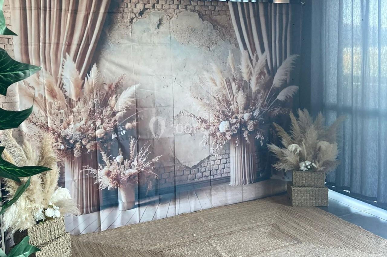 Décor avec fond en briques, fleurs séchées et plantes dans des paniers, éclairé par une lumière naturelle.