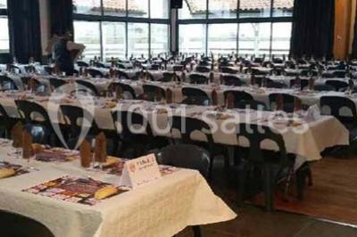 Terrain de mini-golf en plein air avec pelouse, arbres et parcours délimités par des bordures colorées.