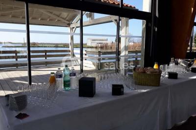 Terrain de mini-golf en plein air avec pelouse, arbres et parcours délimités par des bordures colorées.