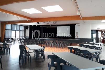 Terrain de mini-golf en plein air avec pelouse, arbres et parcours délimités par des bordures colorées.