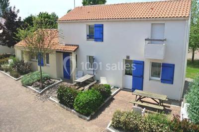 Terrain de mini-golf en plein air avec pelouse, arbres et parcours délimités par des bordures colorées.