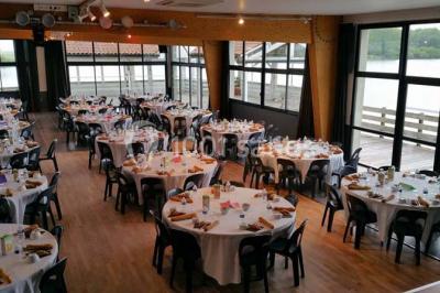 Terrain de mini-golf en plein air avec pelouse, arbres et parcours délimités par des bordures colorées.