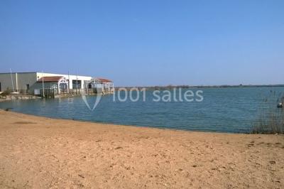 Terrain de mini-golf en plein air avec pelouse, arbres et parcours délimités par des bordures colorées.