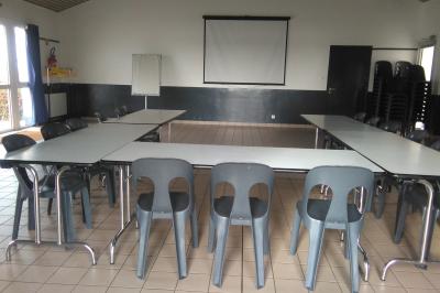 Terrain de mini-golf en plein air avec pelouse, arbres et parcours délimités par des bordures colorées.