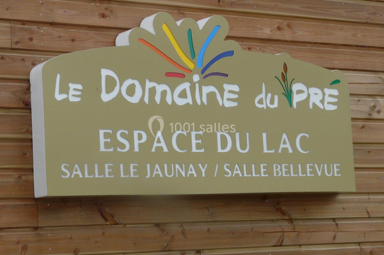 Panneau en bois indiquant ’Le Domaine du Pré’ avec les mentions ’Espace du Lac’, ’Salle Le Jaunay’ et ’Salle Bellevue’.