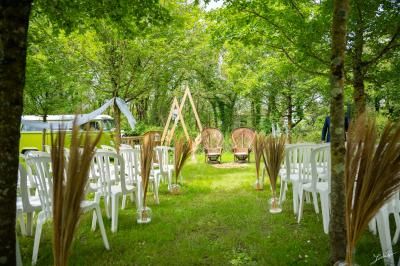 Cuisine professionnelle avec plan de travail en inox, lave-vaisselle industriel et casiers de rangement colorés.