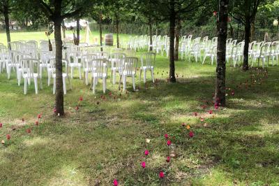Cuisine professionnelle avec plan de travail en inox, lave-vaisselle industriel et casiers de rangement colorés.