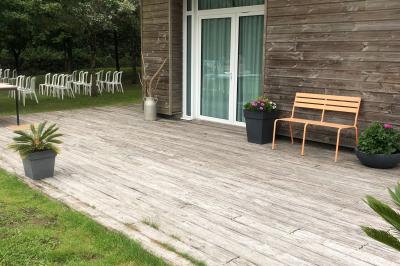 Cuisine professionnelle avec plan de travail en inox, lave-vaisselle industriel et casiers de rangement colorés.