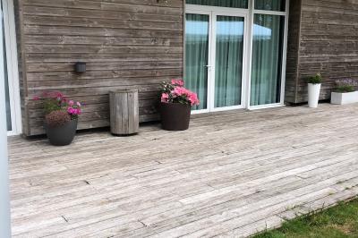 Cuisine professionnelle avec plan de travail en inox, lave-vaisselle industriel et casiers de rangement colorés.