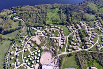 Cuisine professionnelle avec plan de travail en inox, lave-vaisselle industriel et casiers de rangement colorés.