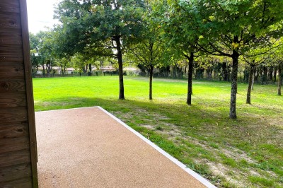 Cuisine professionnelle avec plan de travail en inox, lave-vaisselle industriel et casiers de rangement colorés.