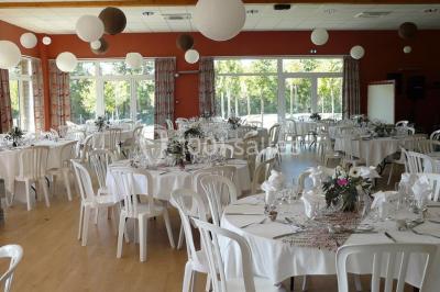 Cuisine professionnelle avec plan de travail en inox, lave-vaisselle industriel et casiers de rangement colorés.
