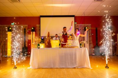 Cuisine professionnelle avec plan de travail en inox, lave-vaisselle industriel et casiers de rangement colorés.