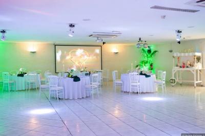 Pièce montée en choux avec figurines de mariés et une inscription en sucre, décorée d'une étincelle allumée.