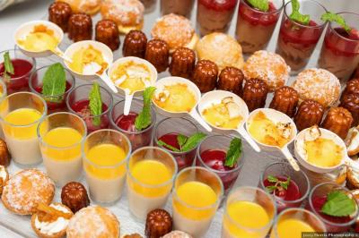 Pièce montée en choux avec figurines de mariés et une inscription en sucre, décorée d'une étincelle allumée.