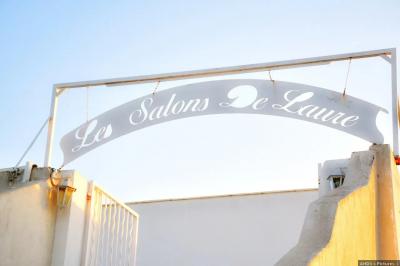 Pièce montée en choux avec figurines de mariés et une inscription en sucre, décorée d'une étincelle allumée.