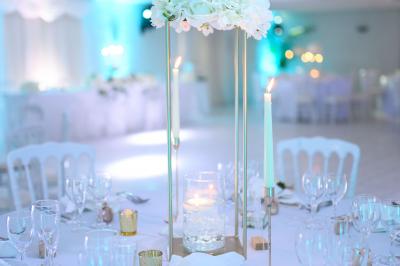 Pièce montée en choux avec figurines de mariés et une inscription en sucre, décorée d'une étincelle allumée.