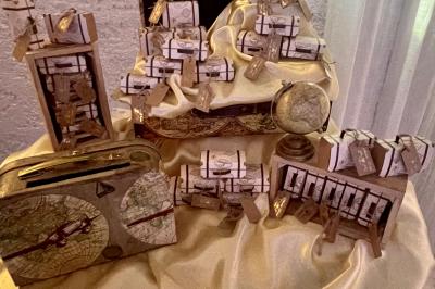 Pièce montée en choux avec figurines de mariés et une inscription en sucre, décorée d'une étincelle allumée.