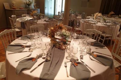 Château gonflable blanc installé sur une surface gravillonnée, entouré de végétation et de mobilier de jardin.