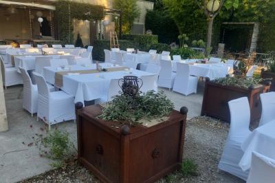 Château gonflable blanc installé sur une surface gravillonnée, entouré de végétation et de mobilier de jardin.