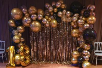 Château gonflable blanc installé sur une surface gravillonnée, entouré de végétation et de mobilier de jardin.