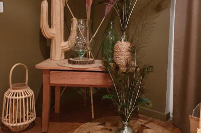 Château gonflable blanc installé sur une surface gravillonnée, entouré de végétation et de mobilier de jardin.