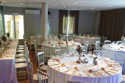 Château gonflable blanc installé sur une surface gravillonnée, entouré de végétation et de mobilier de jardin.