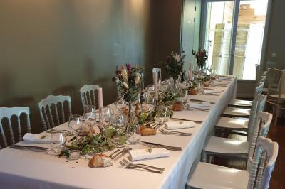 Château gonflable blanc installé sur une surface gravillonnée, entouré de végétation et de mobilier de jardin.