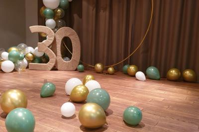 Château gonflable blanc installé sur une surface gravillonnée, entouré de végétation et de mobilier de jardin.