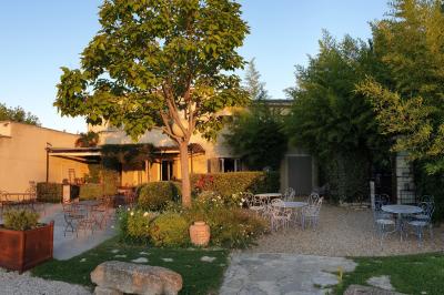 Château gonflable blanc installé sur une surface gravillonnée, entouré de végétation et de mobilier de jardin.