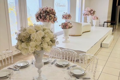 Table décorée d'une nappe violette avec des plantes, paniers en osier et éléments en bois, dans une salle lumineuse.