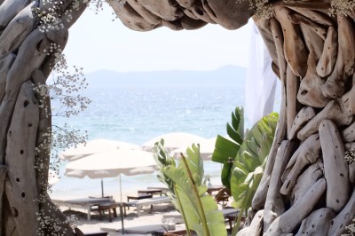 Carte illustrée de Ramatuelle placée sur une table décorée avec des citrons, des verres et une nappe en toile de jute.