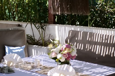 Carte illustrée de Ramatuelle placée sur une table décorée avec des citrons, des verres et une nappe en toile de jute.